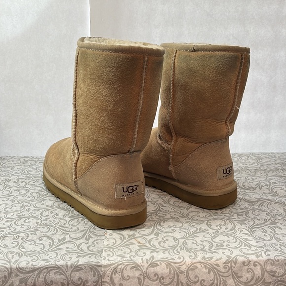 Ugg size 8 in good preowned condition - Picture 3 of 12